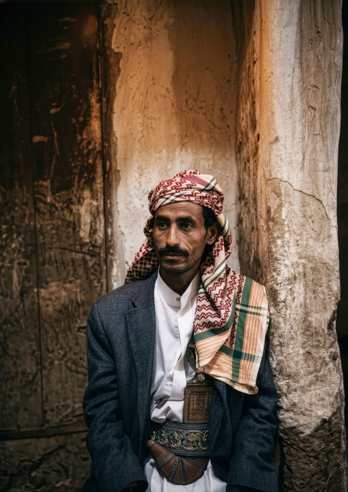 Yemeni man with a jambiya, Amanat Al-Asemah, Sanaa, Yemen