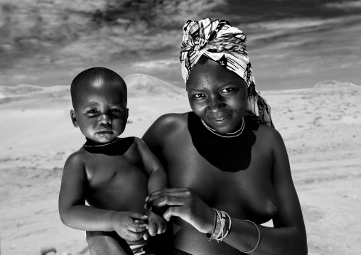 Mucuroca Woman With Her Baby In Her Arms, Twe Village, Sao Joao Do Sul Area, Angola