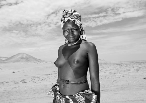 Topless Mucuroca Woman In Twe Village, Sao Joao Do Sul Area, Angola