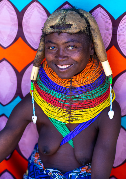 Smiling mumuhuila tribe woman portrait, Huila Province, Chibia, Angola