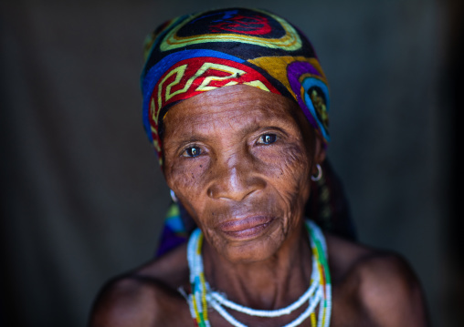 San tribe woman portrait, Huila Province, Chibia, Angola