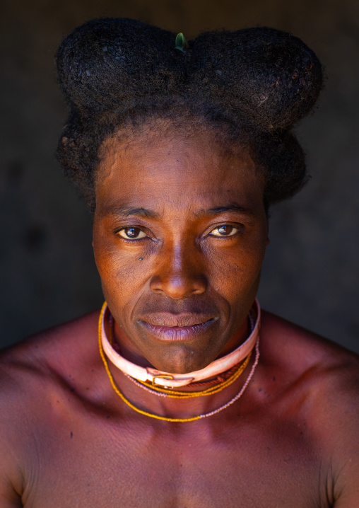 Nguendelengo tribe woman with the traditional bun hairstyle, Namibe Province, Capangombe, Angola