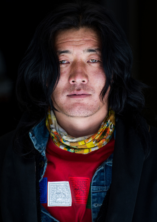 Portrait of a tibetan nomad man, Qinghai province, Tsekhog, China