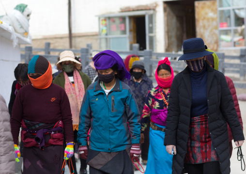 Tibetan pilgrims at the kora at Labrang moastery, Gansu province, Labrang, China