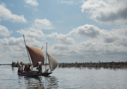 Benin, West Africa, Ganvié, boat sailing on lake nokoue
