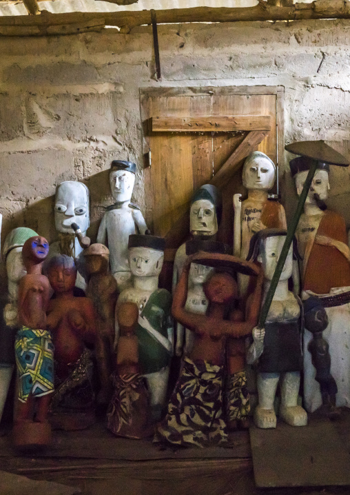 Benin, West Africa, Dassa-Zoumè, statues inside yaka palace of the omondjagou people