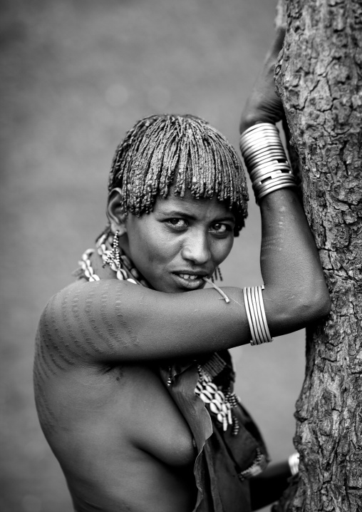Hamer Beautiful Woman Scarified Shoulder Against A Trunk Omo Valley Ethiopia