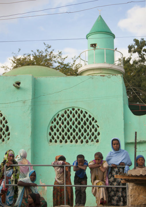 Kids And Women Outside A Green Mosque In Harar, Ethiopia