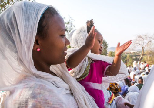 Pilgrim mother with her daughter during kidane mehret orthodox celebration, Amhara region, Lalibela, Ethiopia