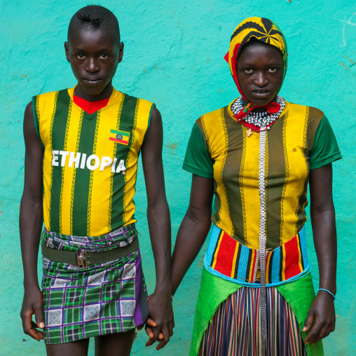 Portrait of a bana tribe couple hand in hand, Omo valley, Key afer, Ethiopia