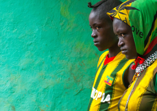 Profile of a bana tribe couple in football shirts, Omo valley, Key afer, Ethiopia