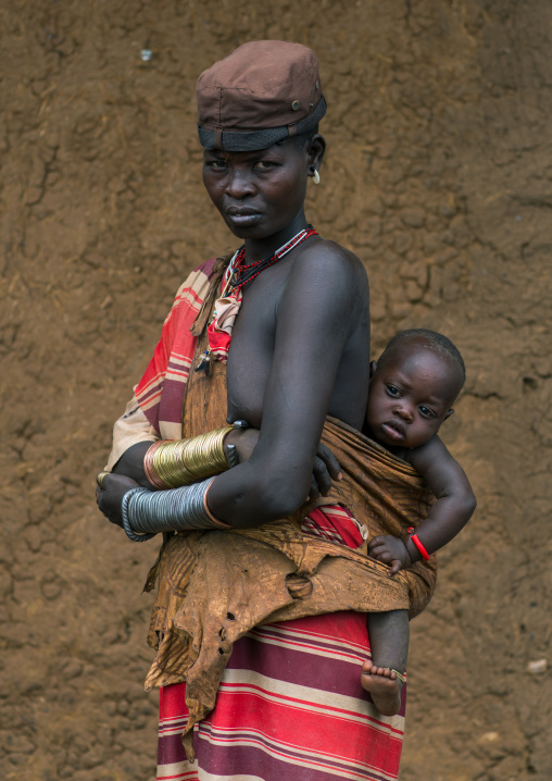 Bodi tribe mother carrying her baby, Omo valley, Hana mursi, Ethiopia