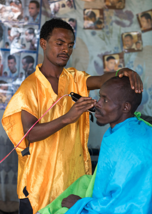Afar tribe barber, Afar region, Assayta, Ethiopia