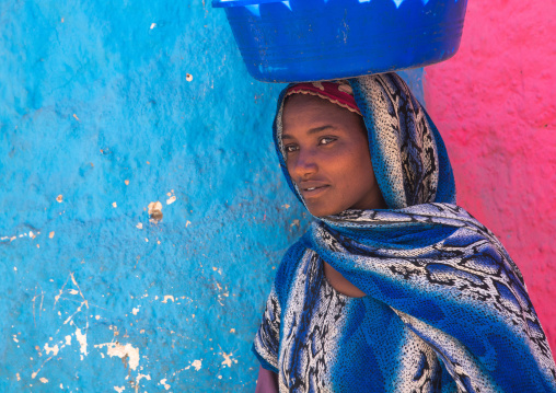 Harari woman carrying a bassin on her head in the street, Harari region, Harar, Ethiopia