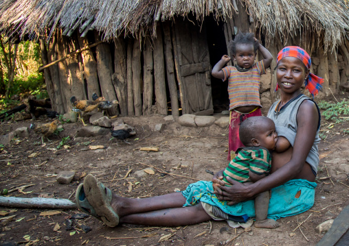 Dime tribe woman with her children, Omo valley, Hana mursi, Ethiopia