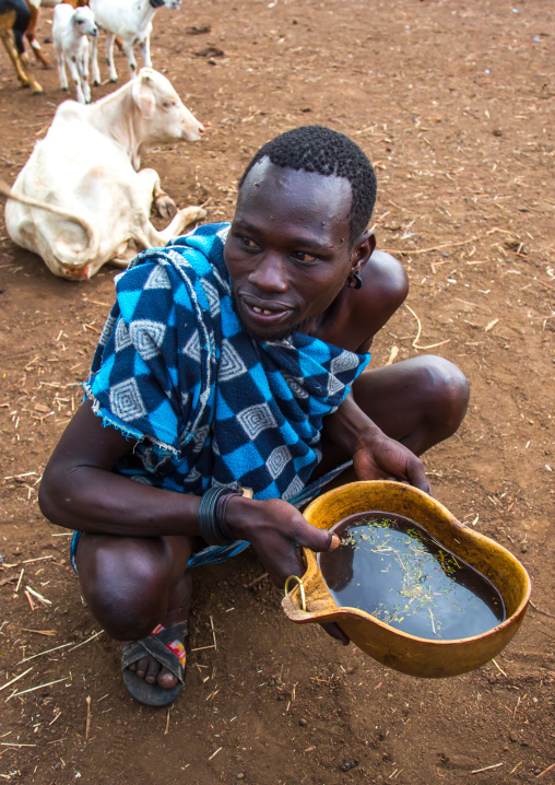 Bodi tribe man drinking coffee in a calabash, Omo valley, Hana mursi, Ethiopia