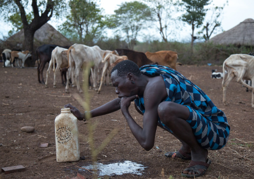 Bodi tribe man vomiting coffee to purify his stomach, Omo valley, Hana mursi, Ethiopia