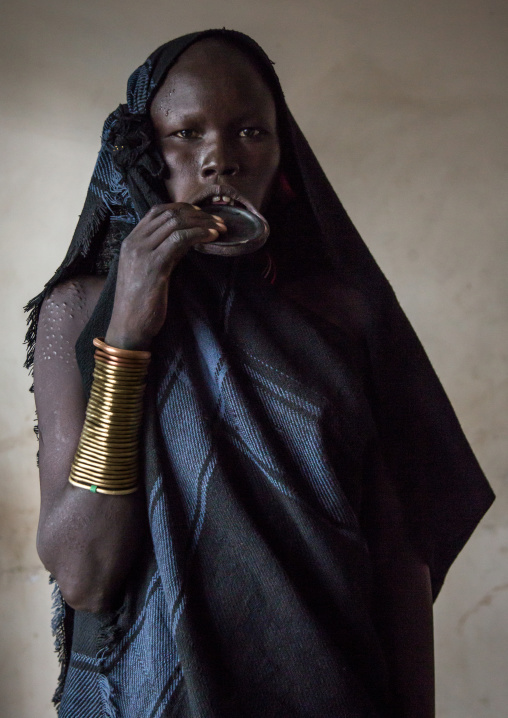 Portrait of a mursi tribe woman with lip plate, Omo valley, Hana mursi, Ethiopia