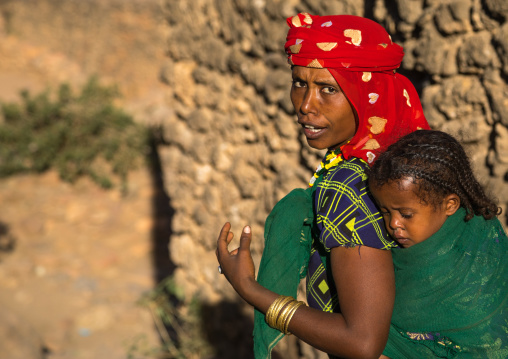 Portrait of an Argoba tribe mother with her child, Harari Region, Koremi, Ethiopia