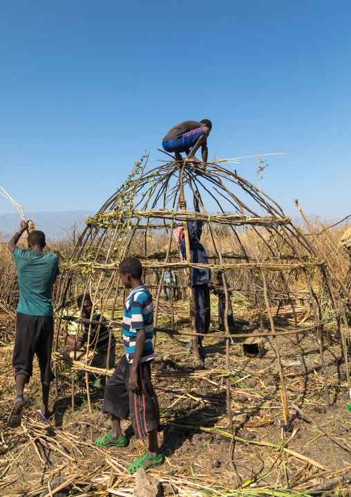 Men from Artuma tribe build a traditional ethiopian house, Amhara region, Kemise, Ethiopia