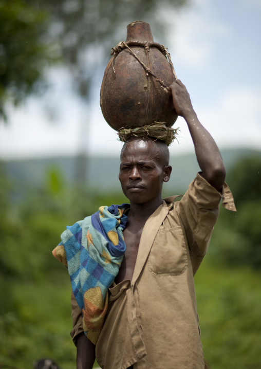 Menit Man Carrying A Jar On His Head, Tum Market, Omo Valley, Ethiopia
