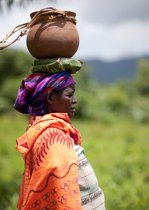 Menit woman carrying a jar on her head, Tum market, Omo valley, Ethiopia