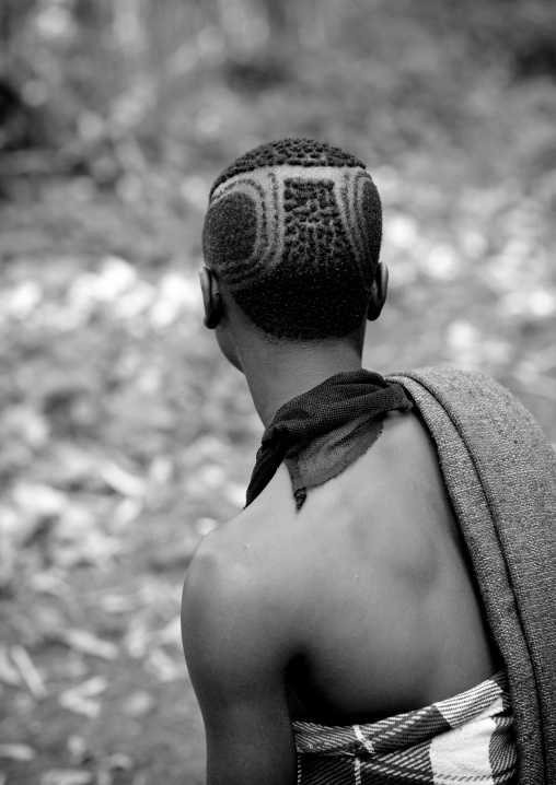 Menit teenager hairstyle , Tum market, Omo valley, Ethiopia