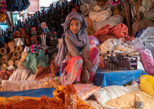 Ethiopian girl seller in the market, Harari region, Harar, Ethiopia