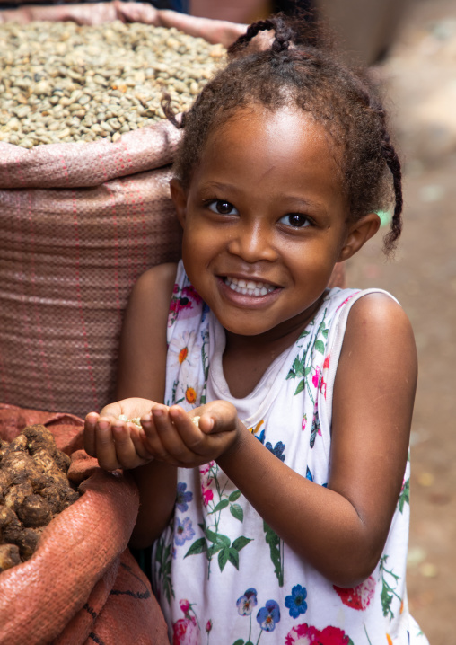 Smiling ethiopian girl in the grain market, Harari region, Harar, Ethiopia