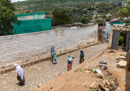 Ethiopian women in the streets of the old town, Harari region, Harar, Ethiopia