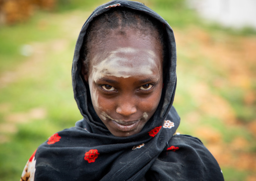 Oromo pilgrim girl in Sheikh Hussein shrine with jarawa powder on the face, Oromia, Sheik Hussein, Ethiopia