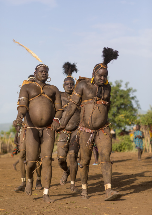 Bodi tribe fat men running during Kael ceremony, Omo Valley, Hana Mursi, Ethiopia