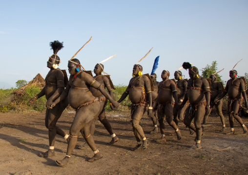 Bodi tribe fat men running during Kael ceremony, Omo valley, Hana Mursi, Ethiopia