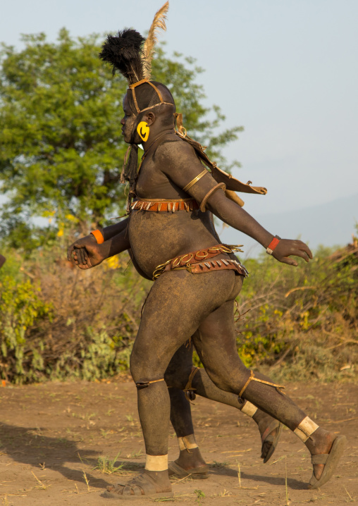 Bodi tribe fat men running during Kael ceremony, Omo valley, Hana Mursi, Ethiopia