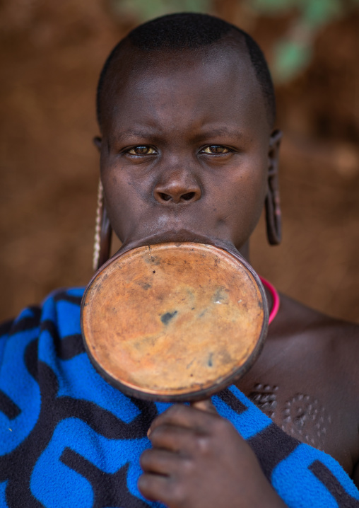 Portrait of a suri tribe woman wearing a lip plate, Omo valley, Kibish, Ethiopia