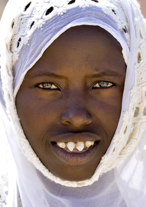 Afar tribe woman with sharpened teeth, Assaita, Afar regional state, Ethiopia