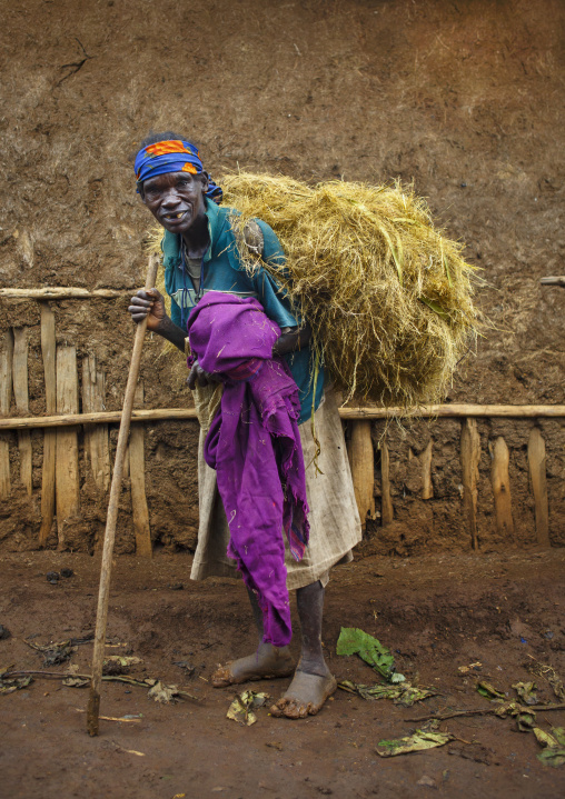 Old woman from menit tribe working, Jemu, Omo valley, Ethiopia