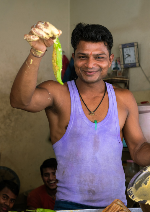 Indian man cooking fritter chilli, Rajasthan, Jaipur, India