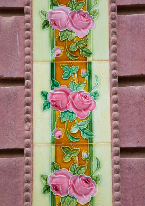 Tiles floral fresco on ahouse in the the old city, Rajasthan, Bikaner, India