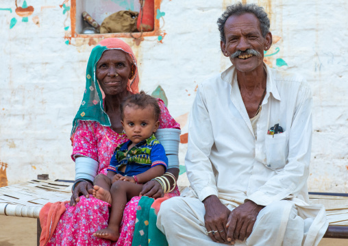 Portrait of rajasthani couple with their child, Rajasthan, Jaisalmer, India
