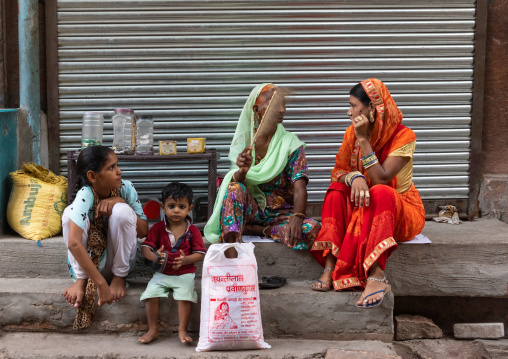 Rajasthani woman chatting in the street, Rajasthan, Jodhpur, India