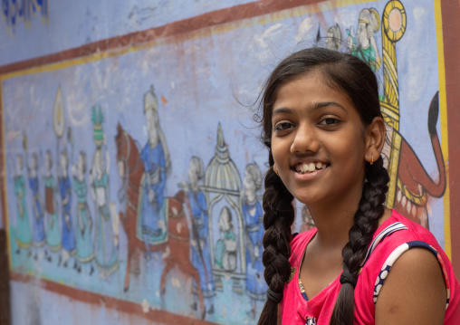 Portrait of a smiling rajasthani girl in the street, Rajasthan, Bundi, India