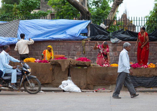 Indian street sellers selling flowers, Rajasthan, Bundi, India