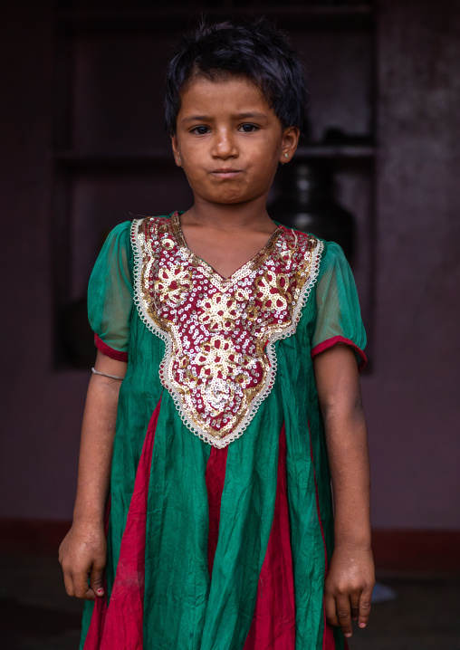 Portrait of a rajasthani girl in traditional clothing, Rajasthan, Jaisalmer, India