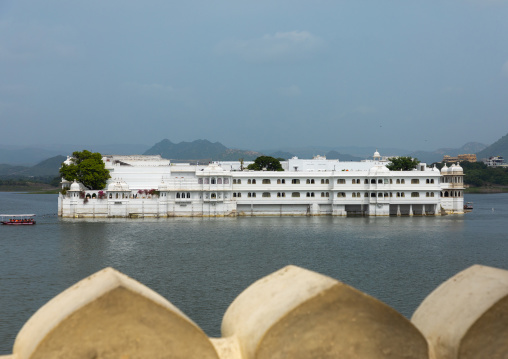The Taj lake palace hotel on lake Pichola, Rajasthan, Udaipur, India