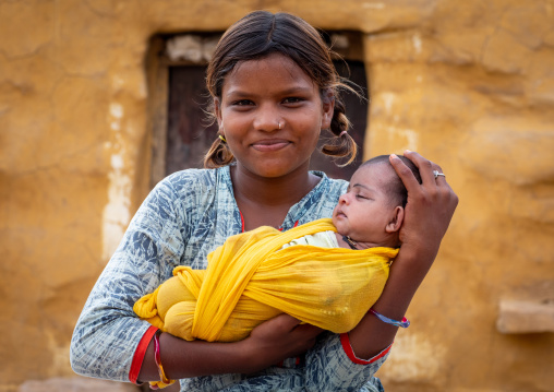 Young rajasthani mother with her baby, Rajasthan, Jaisalmer, India