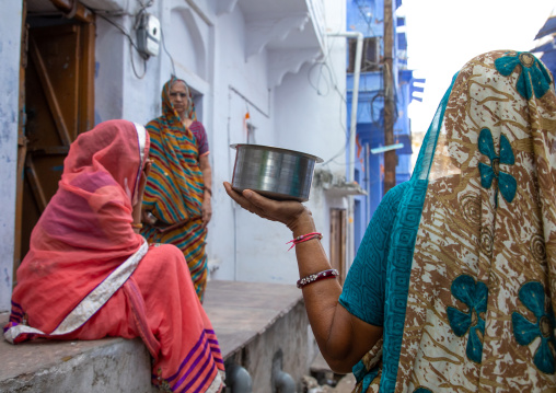 Rajasthani women chatting in the street, Rajasthan, Bundi, India