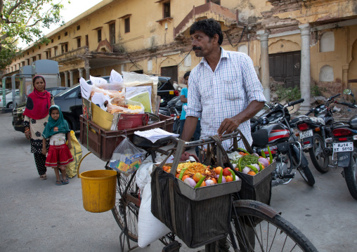 Food stall on a bicycle in the street, Rajasthan, Jaipur, India