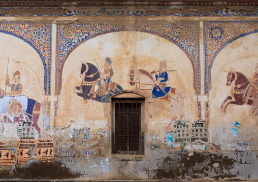 Wall paintings depicting indian people riding hoses on an old haveli, Rajasthan, Nawalgarh, India