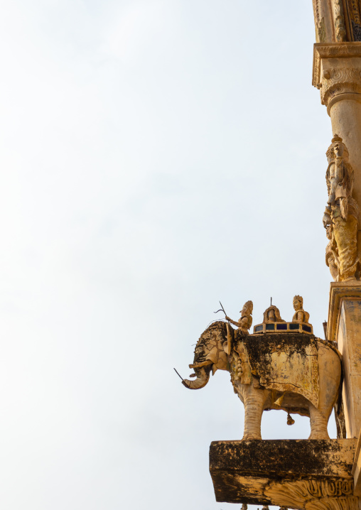 Elephant statue on the facade of a haveli, Rajasthan, Nawalgarh, India